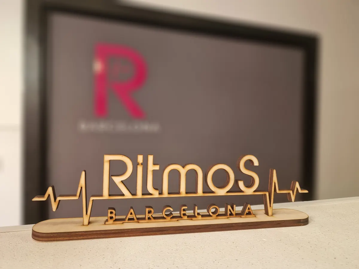 Logo de Ritmos Barcelona en la recepción de la escuela de baile
